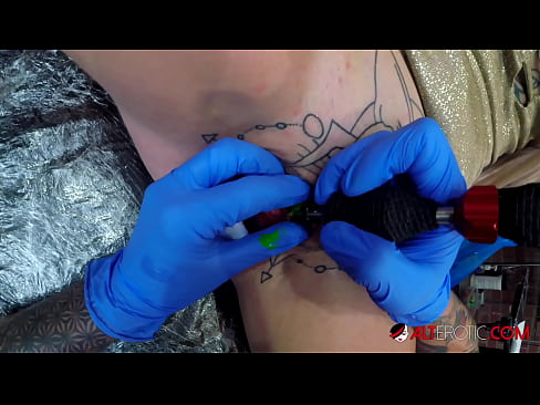 ❤️ Ekstreme tatuita varmulo Sully Savage ricevis tatuon sur sia klitoro ☑ Belega porno ĉe eo.teatroporno.ru ❌