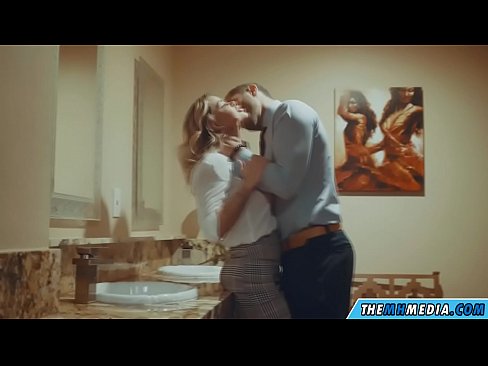 ❤️ Kiam belplena blondulo delogas vin en publika necesejo ☑ Belega porno ĉe eo.teatroporno.ru ❌